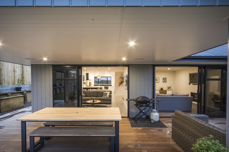 Photo of property in 49 Vaucluse Heights, Fitzherbert, Palmerston North, 4410