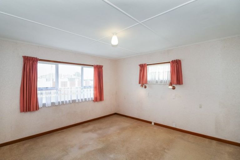 Photo of property in 15 Turakina Street, Merrilands, New Plymouth, 4312