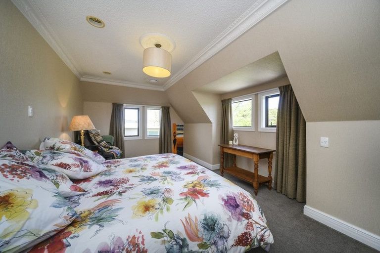 Photo of property in 21 Springdale Grove, Fitzherbert, Palmerston North, 4410