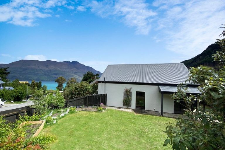 Photo of property in 25b Williams Street, Sunshine Bay, Queenstown, 9300