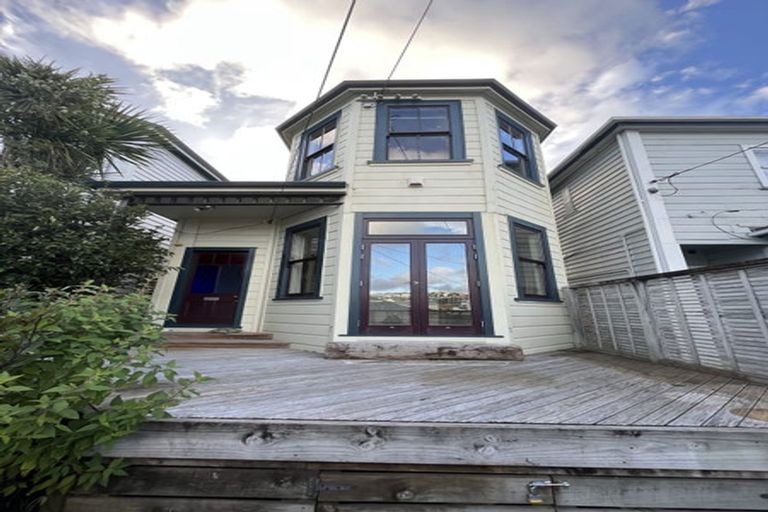 Photo of property in 14 Edge Hill, Mount Victoria, Wellington, 6011