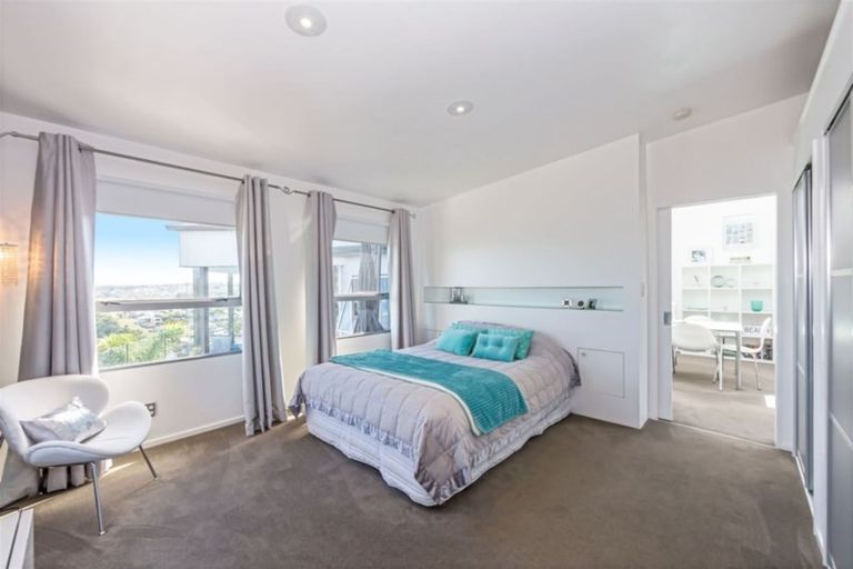 Photo of property in 61 Roberts Road, Matakatia, Whangaparaoa, 0930