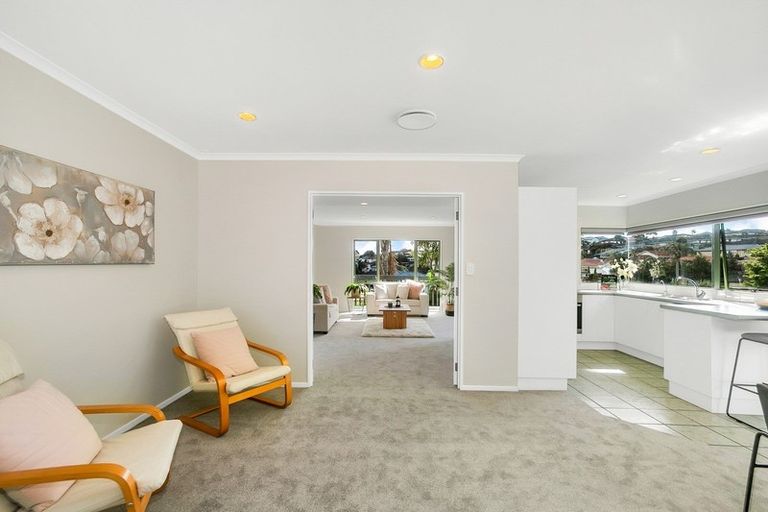 Photo of property in 1/4 De Havilland Drive, Goodwood Heights, Auckland, 2105