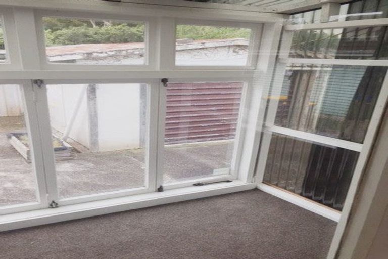 Photo of property in 4 Queen Mary Avenue, New Lynn, Auckland, 0600