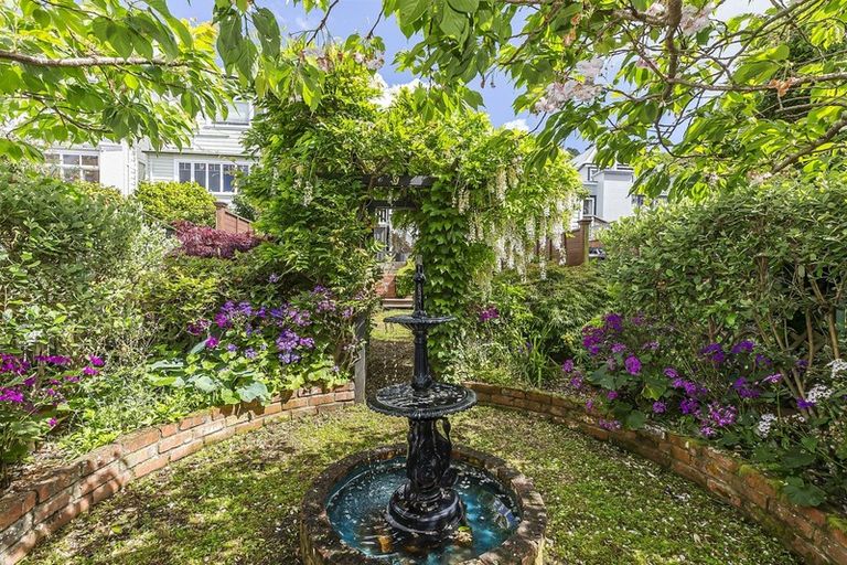 Photo of property in 33 Grant Road, Thorndon, Wellington, 6011