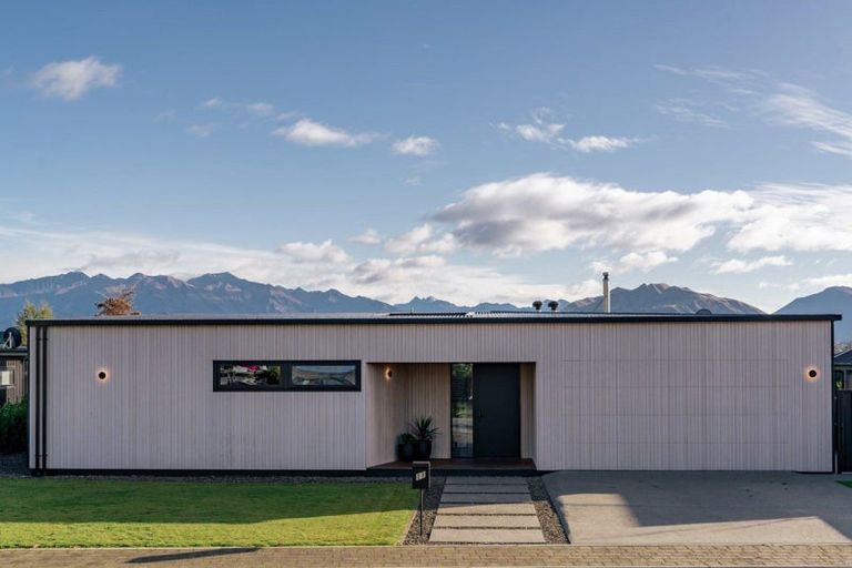 Photo of property in 11 Sapphire Spring Rise, Wanaka, 9305