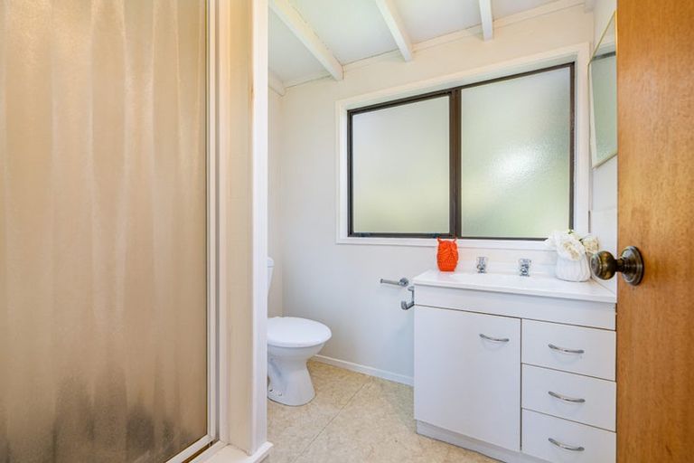 Photo of property in 2/84a Avonleigh Road, Green Bay, Auckland, 0604