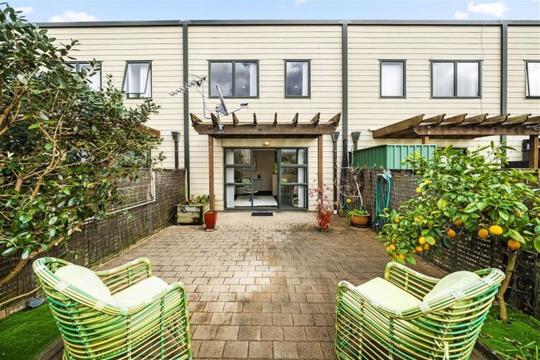 Photo of property in 4/15 Harbour View Road, Te Atatu Peninsula, Auckland, 0610