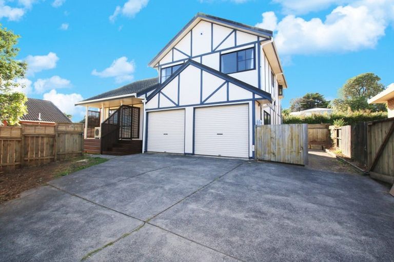 Photo of property in 2/8 Delisle Place, Windsor Park, Auckland, 0632