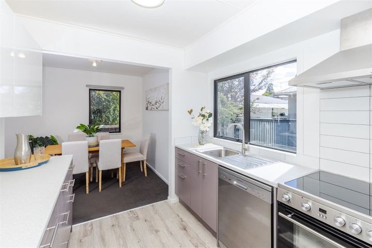 Photo of property in 22b Sandleigh Road, Hamilton Lake, Hamilton, 3204