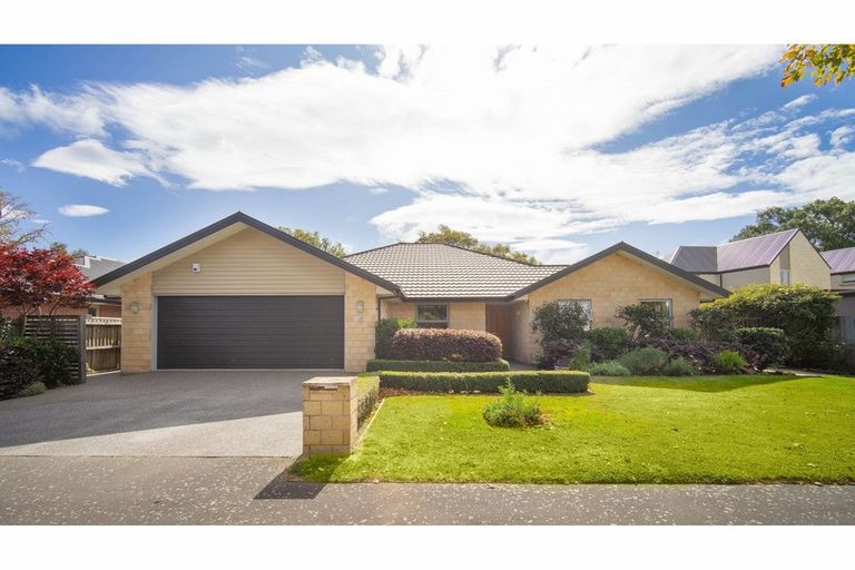 Photo of property in 4 The Oval, Hillmorton, Christchurch, 8024