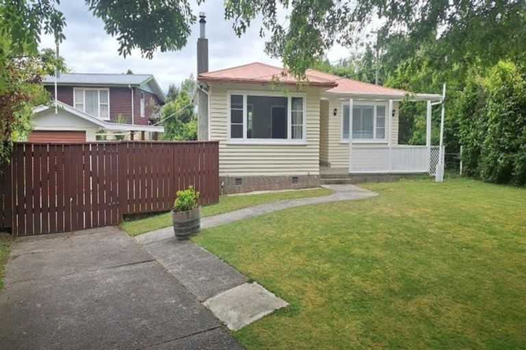 Photo of property in 5 Birch Grove, Pinehaven, Upper Hutt, 5019