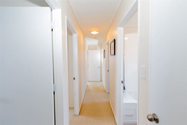 Photo of property in 8a Chapman Street, Newlands, Wellington, 6037