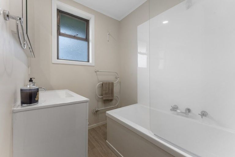Photo of property in 11 Montrose Place, Takaro, Palmerston North, 4412