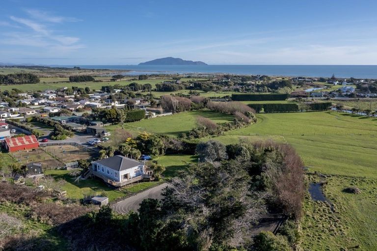 Photo of property in 98 Rangiuru Road, Otaki Beach, Otaki, 5512
