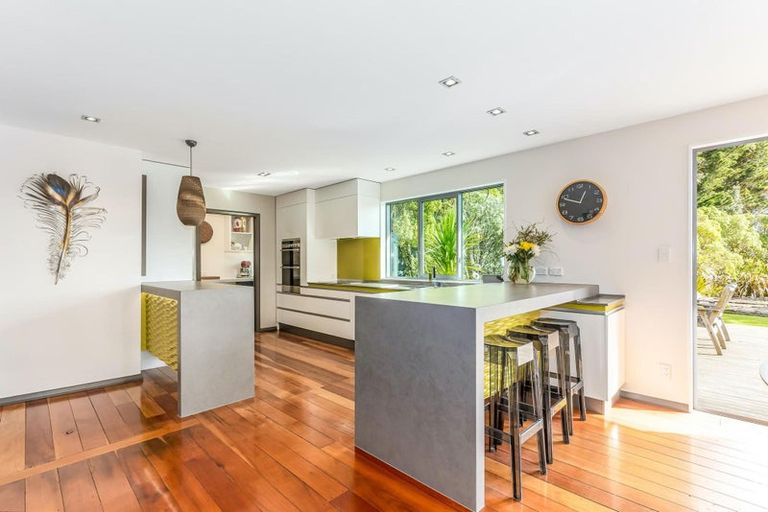 Photo of property in 21 Paekakariki Hill Road, Pauatahanui, Porirua, 5381