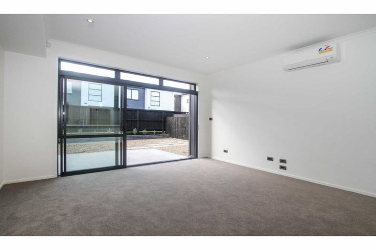 Photo of property in 33 Wallace Road, Ranui, Auckland, 0612