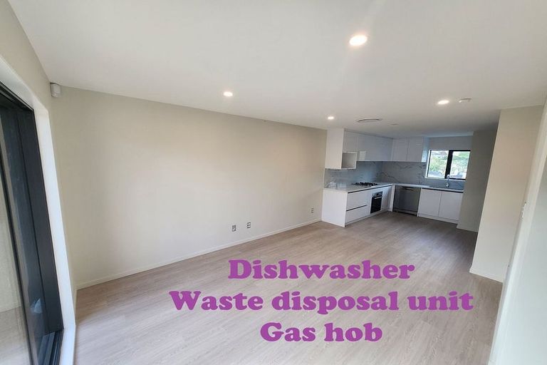 Photo of property in 105 Trias Road, Totara Vale, Auckland, 0629