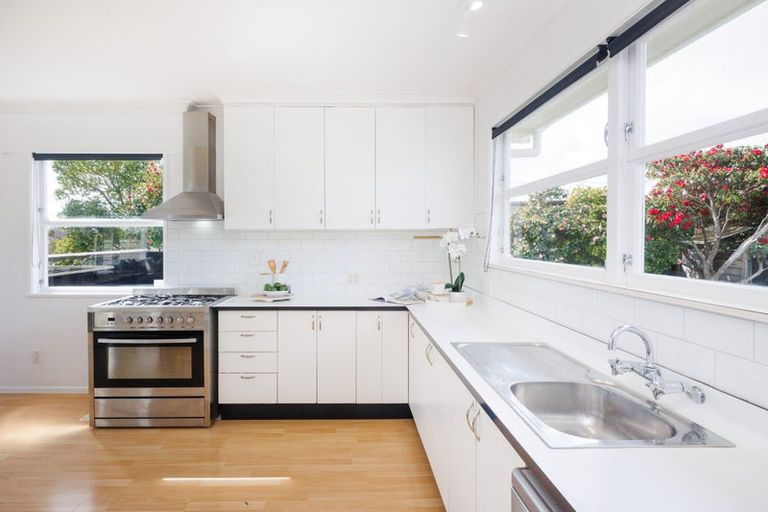 Photo of property in 36 Winston Avenue, Hokowhitu, Palmerston North, 4410