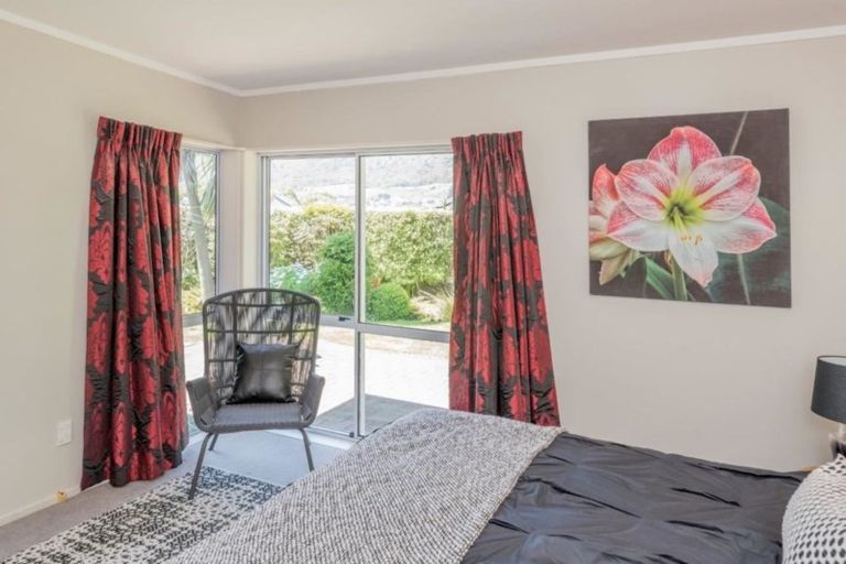 Photo of property in 9 Papawai Grove, Waikanae, 5036