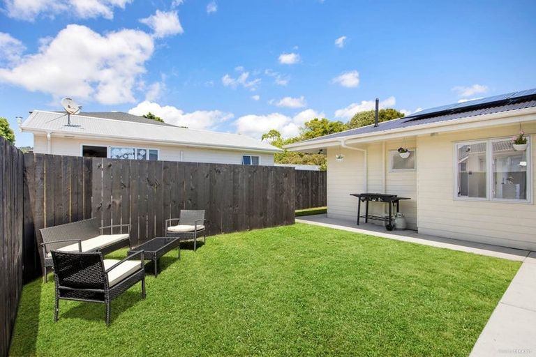 Photo of property in 22 Kaurilands Road, Titirangi, Auckland, 0604