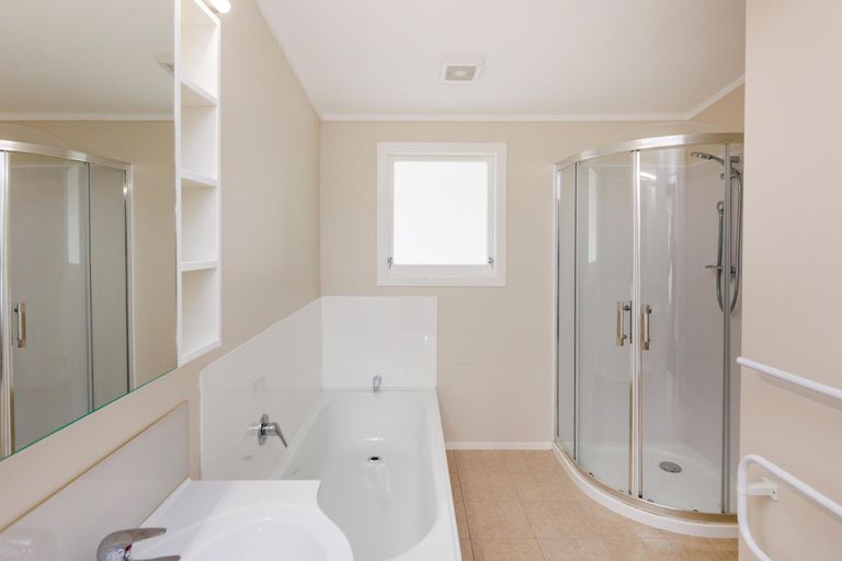 Photo of property in 17 Wikiriwhi Crescent, Awapuni, Palmerston North, 4412