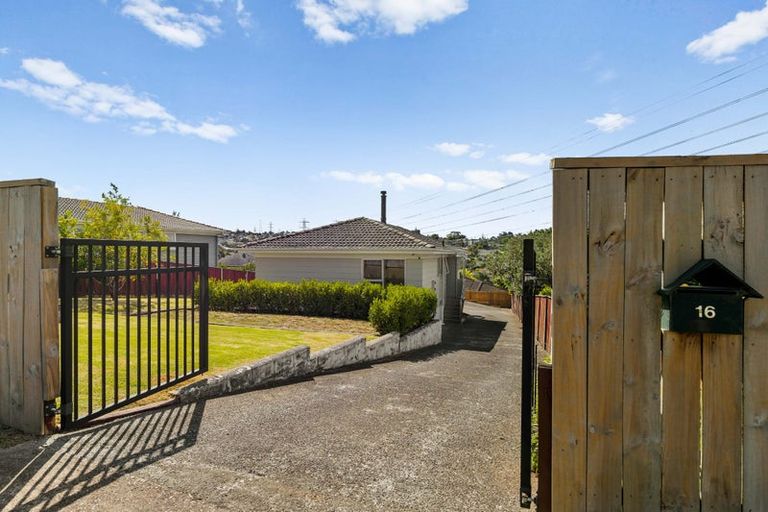 Photo of property in 16 Arlette Place, Massey, Auckland, 0614