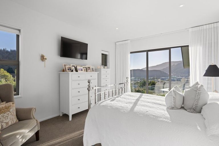 Photo of property in 16 Harbour View Heights, Picton, 7220