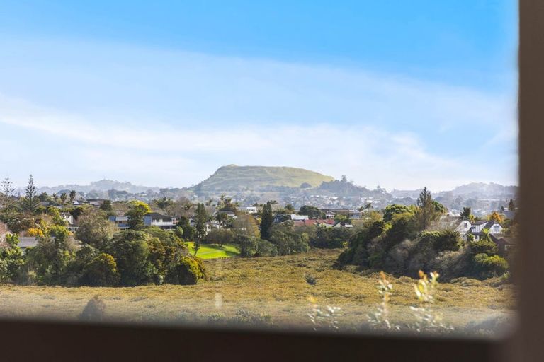 Photo of property in 18 Majesty Place, Half Moon Bay, Auckland, 2012