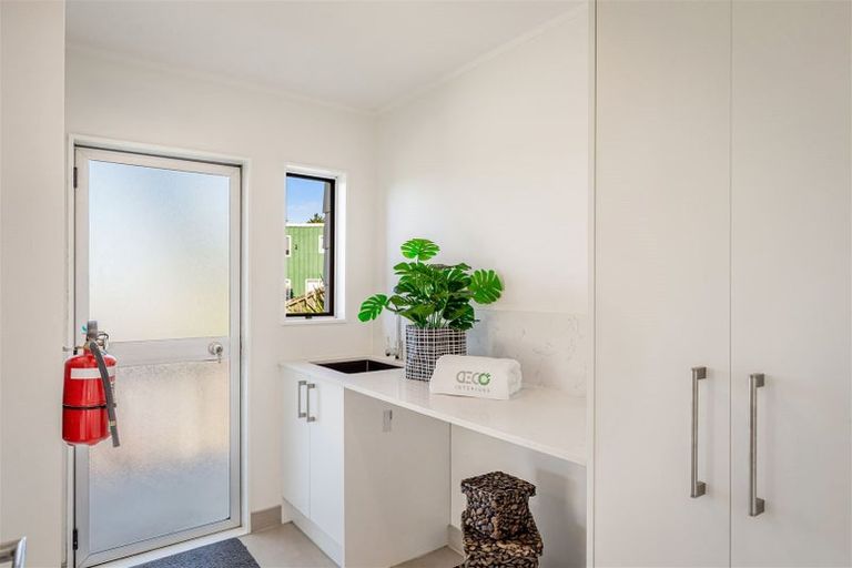 Photo of property in 2/595 Glenfield Road, Totara Vale, Auckland, 0629