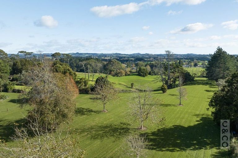 Photo of property in 408 Taupaki Road, Kumeu, 0892