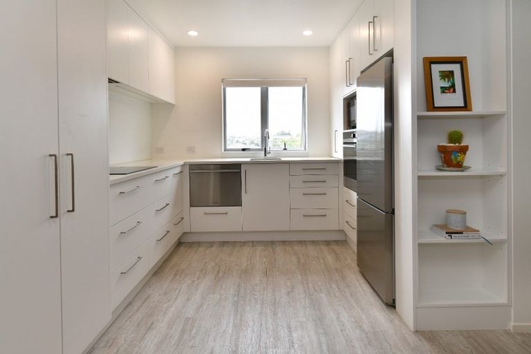 Photo of property in 3/22 Northcross Drive, Oteha, Auckland, 0632