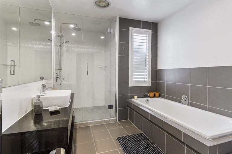 Photo of property in 11a Wernham Place, Northcote, Auckland, 0626