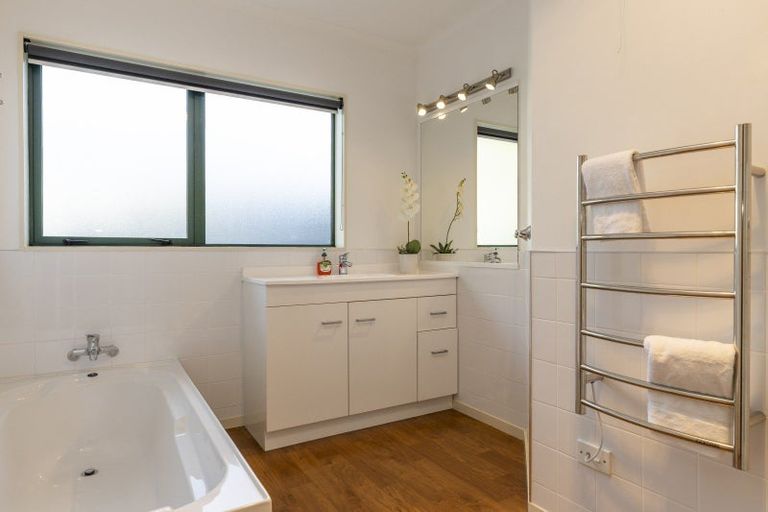 Photo of property in 30 Fairview Terrace, Waipahihi, Taupo, 3330