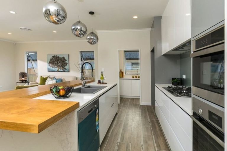 Photo of property in 16 Gilbransen Road, Kumeu, 0810