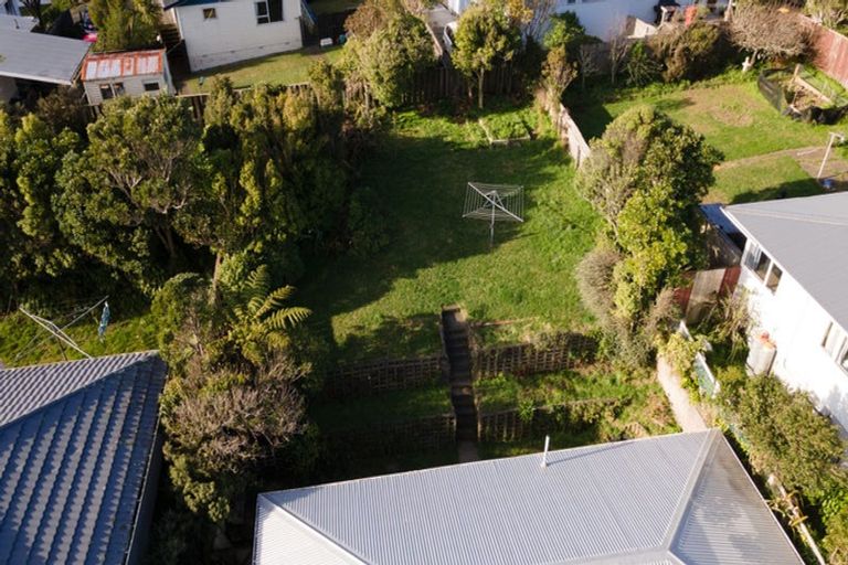 Photo of property in 8 Brooker Grove, Newlands, Wellington, 6037