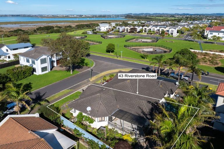 Photo of property in 43 Riverstone Road, Te Atatu Peninsula, Auckland, 0610