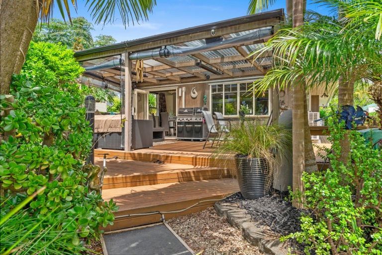 Photo of property in 12 Quo Vadis Place, Red Beach, 0932