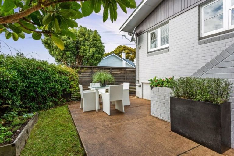 Photo of property in 15 Eversleigh Road, Belmont, Auckland, 0622