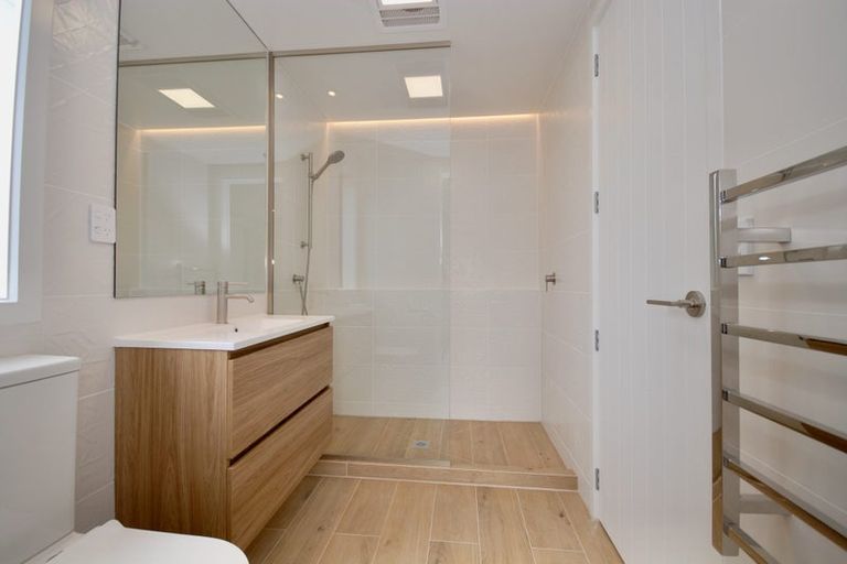 Photo of property in 41d Camelot Place, Glenfield, Auckland, 0629