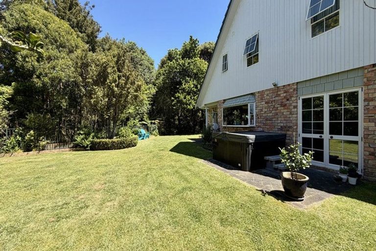 Photo of property in 35 Ravenstone Place, Chatswood, Auckland, 0626