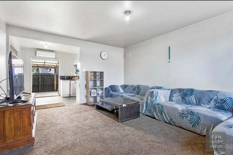 Photo of property in 2/41 Challen Close, Conifer Grove, Takanini, 2112