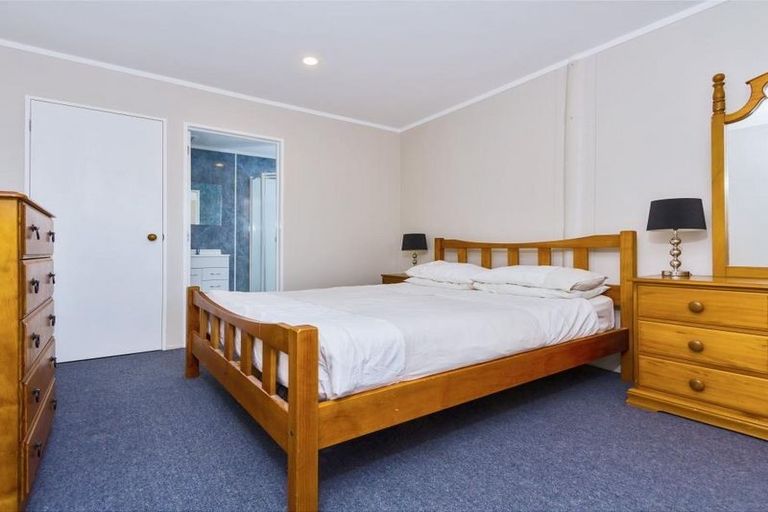 Photo of property in 27 Hobsonville Road, West Harbour, Auckland, 0618