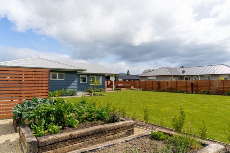 Photo of property in 2 James Kidd Place, Greytown, 5712