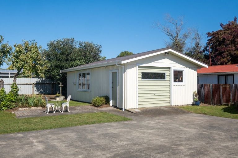 Photo of property in 6 Memorial Park Avenue, Haumoana, 4102