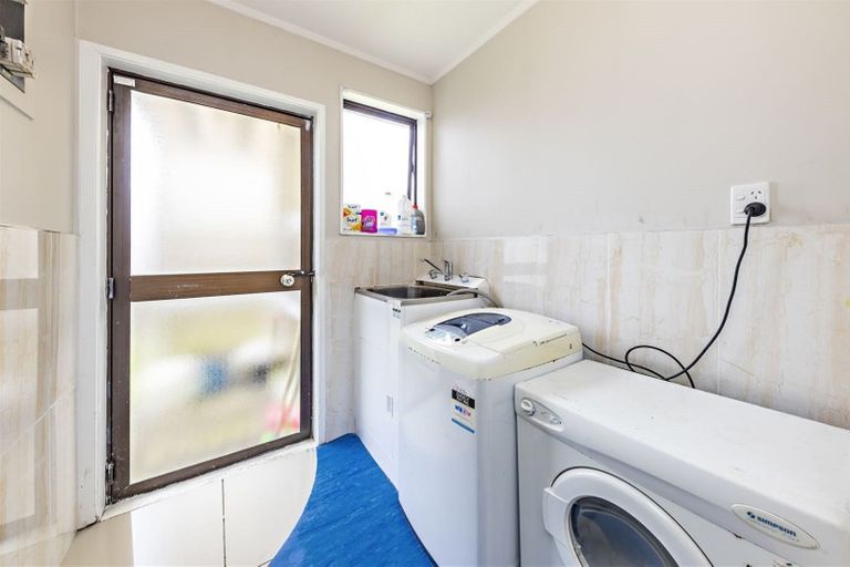 Photo of property in 2/11 Etherton Drive, Weymouth, Auckland, 2103