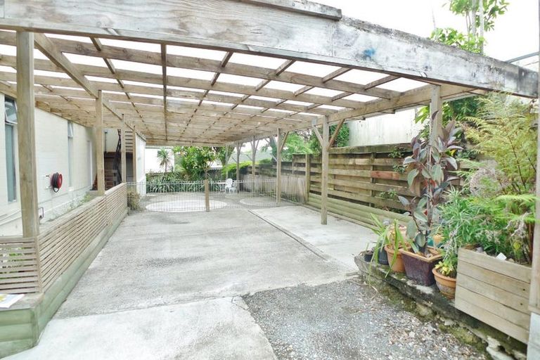 Photo of property in 28 Awaroa Road, Sunnyvale, Auckland, 0612