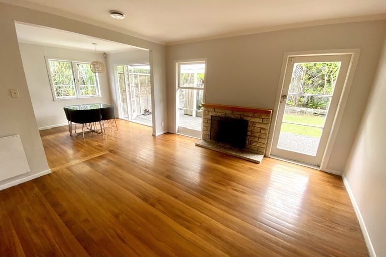 Photo of property in 1/71 Verran Road, Birkenhead, Auckland, 0626