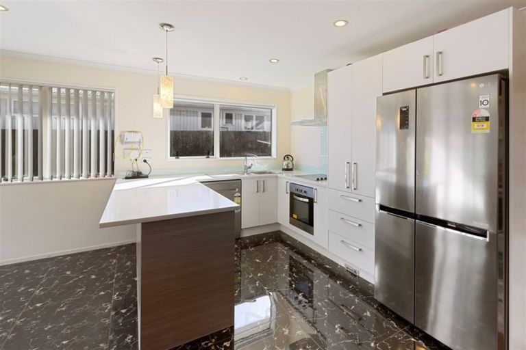 Photo of property in 2b Stephen Avenue, Henderson, Auckland, 0610