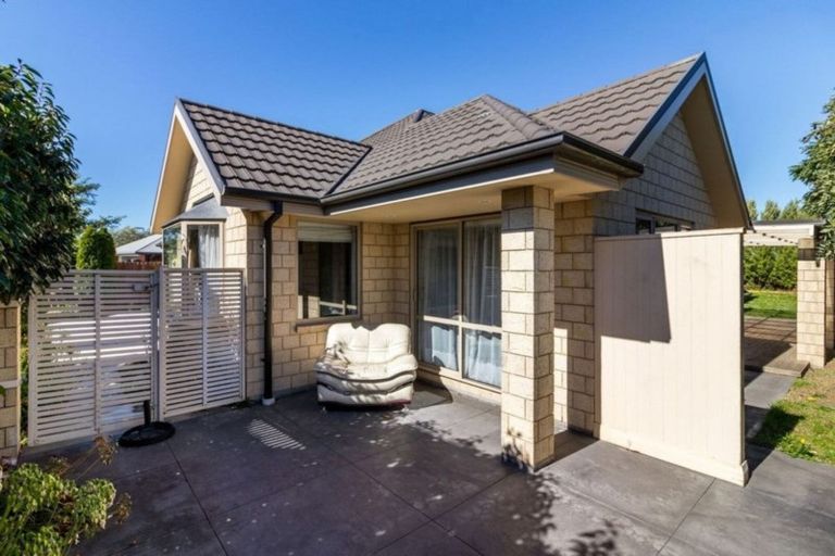 Photo of property in 6 Foresters Crescent, Parklands, Christchurch, 8083